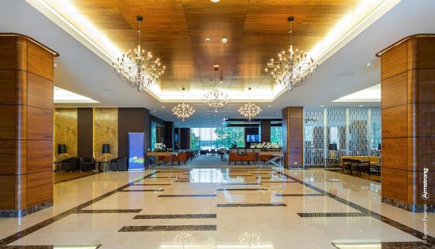 Sufity podwieszane w przestrzeni nowoczesnego hotelu