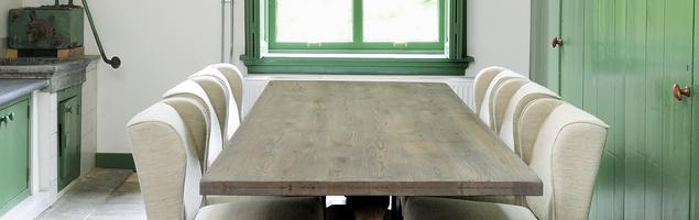 Stół drewniany do jadalni rustykalnej. Aranżacja wiejskiej jadalni