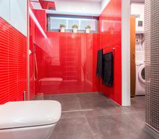 Mała czerwona łazienka – aranżacja nowoczesnej łazienki