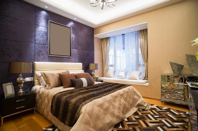 Ściana tapicerowana w sypialni – pomysł na aranżację w stylu glamour